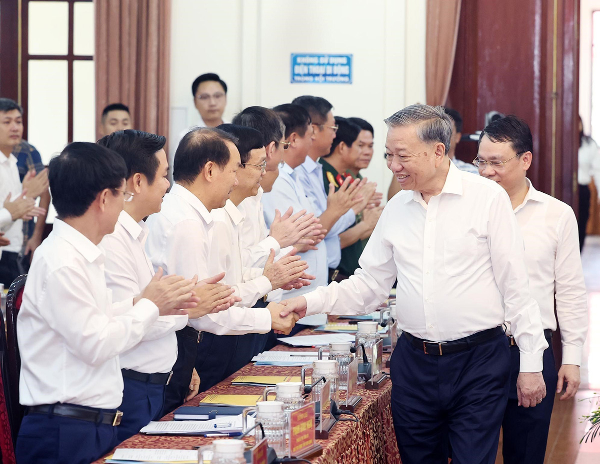 Tổng B&iacute; thư T&ocirc; L&acirc;m v&agrave; c&aacute;c đại biểu tham dự buổi l&agrave;m việc với Ban Thường vụ Tỉnh ủy Nam Định, H&agrave; Nam, Ninh B&igrave;nh&nbsp;_Ảnh: TTXVN