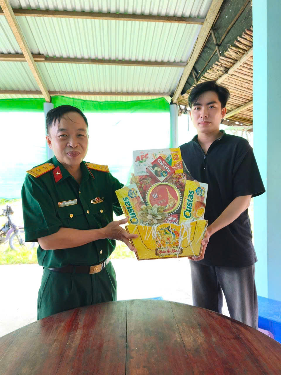 Trung t&aacute; Nguyễn Minh T&acirc;m, Chỉ huy trưởng, Ban CHQS x&atilde; thăm tặng qu&agrave; cho Thanh ni&ecirc;n tr&uacute;ng tuyển Nghĩa vụ Qu&acirc;n sự năm 2026.jpg