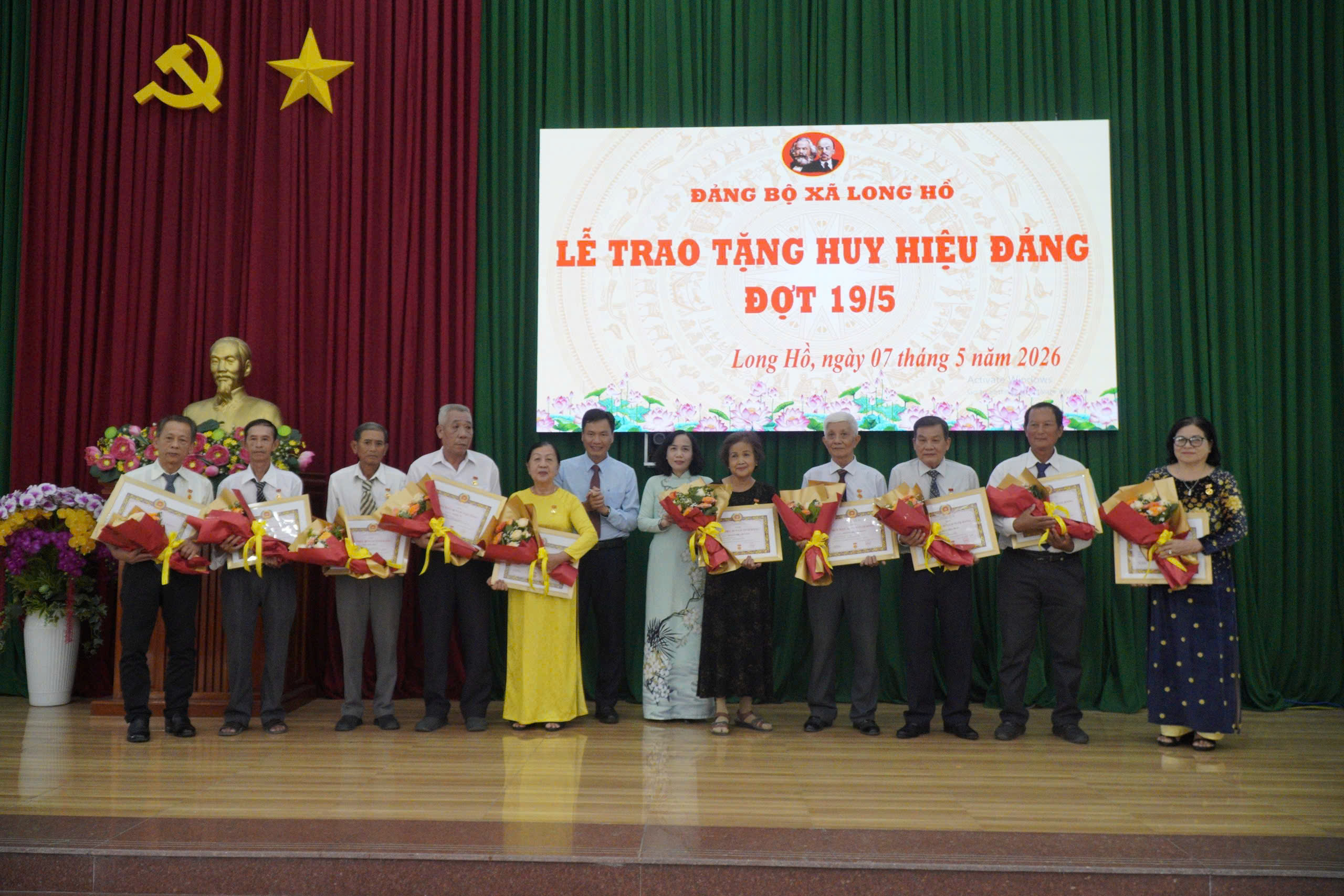 Dong chi Bi thu Dang uy tang hoa va huy hieu dang.jpg