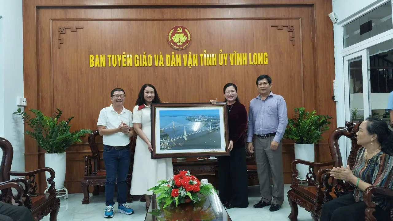 Đồng ch&iacute; Nguyễn Thị Minh Trang - Uỷ vi&ecirc;n Ban Thường vụ Tỉnh uỷ, Trưởng Ban Tuy&ecirc;n gi&aacute;o v&agrave; D&acirc;n vận Tỉnh uỷ tặng qu&agrave; kỷ niệm cho Đo&agrave;n đại biểu_11.webp