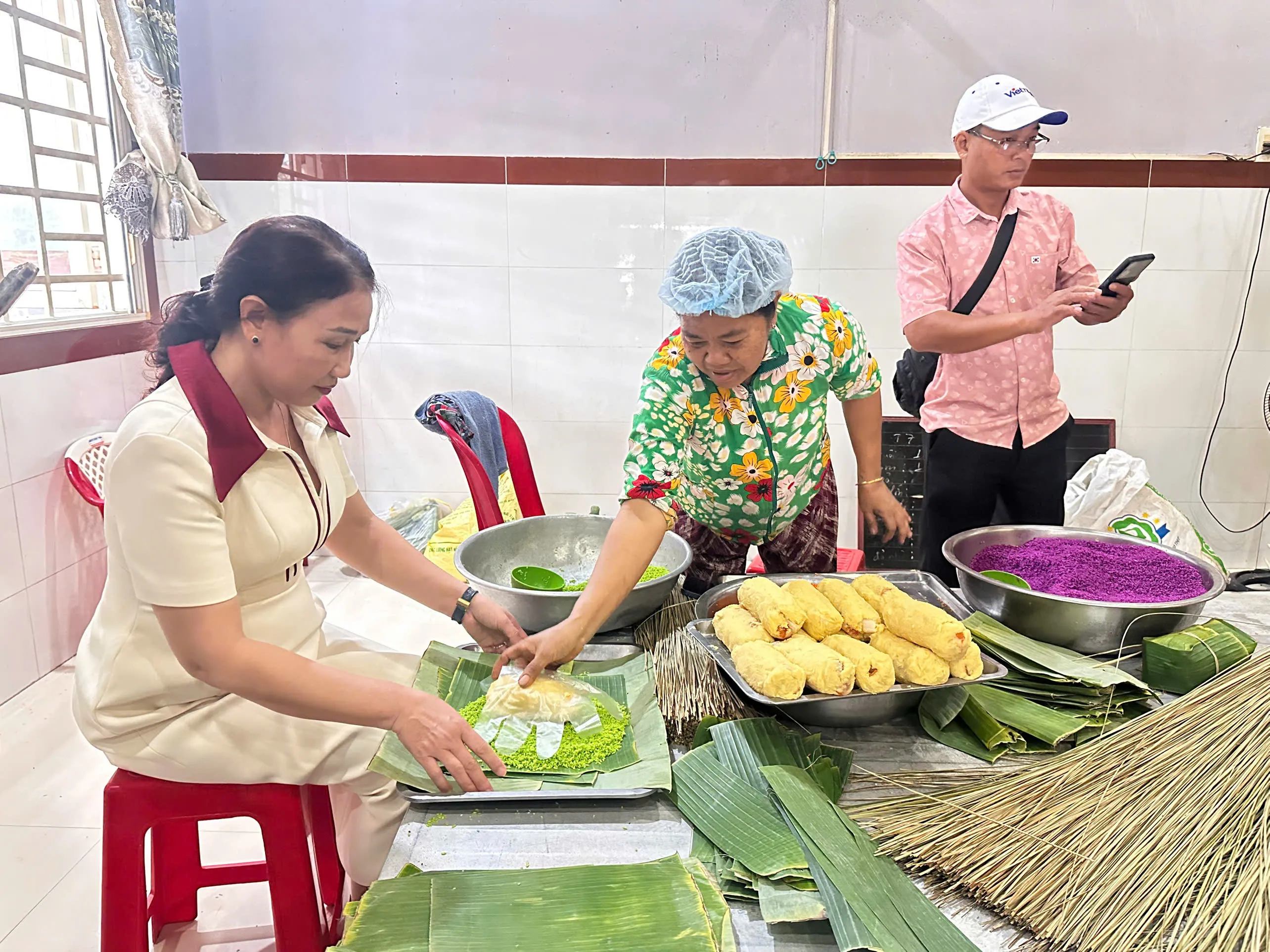 Đo&agrave;n đến tham quan cơ sở b&aacute;nh t&eacute;t 9 Di - x&atilde; Hưng Mỹ_8.webp