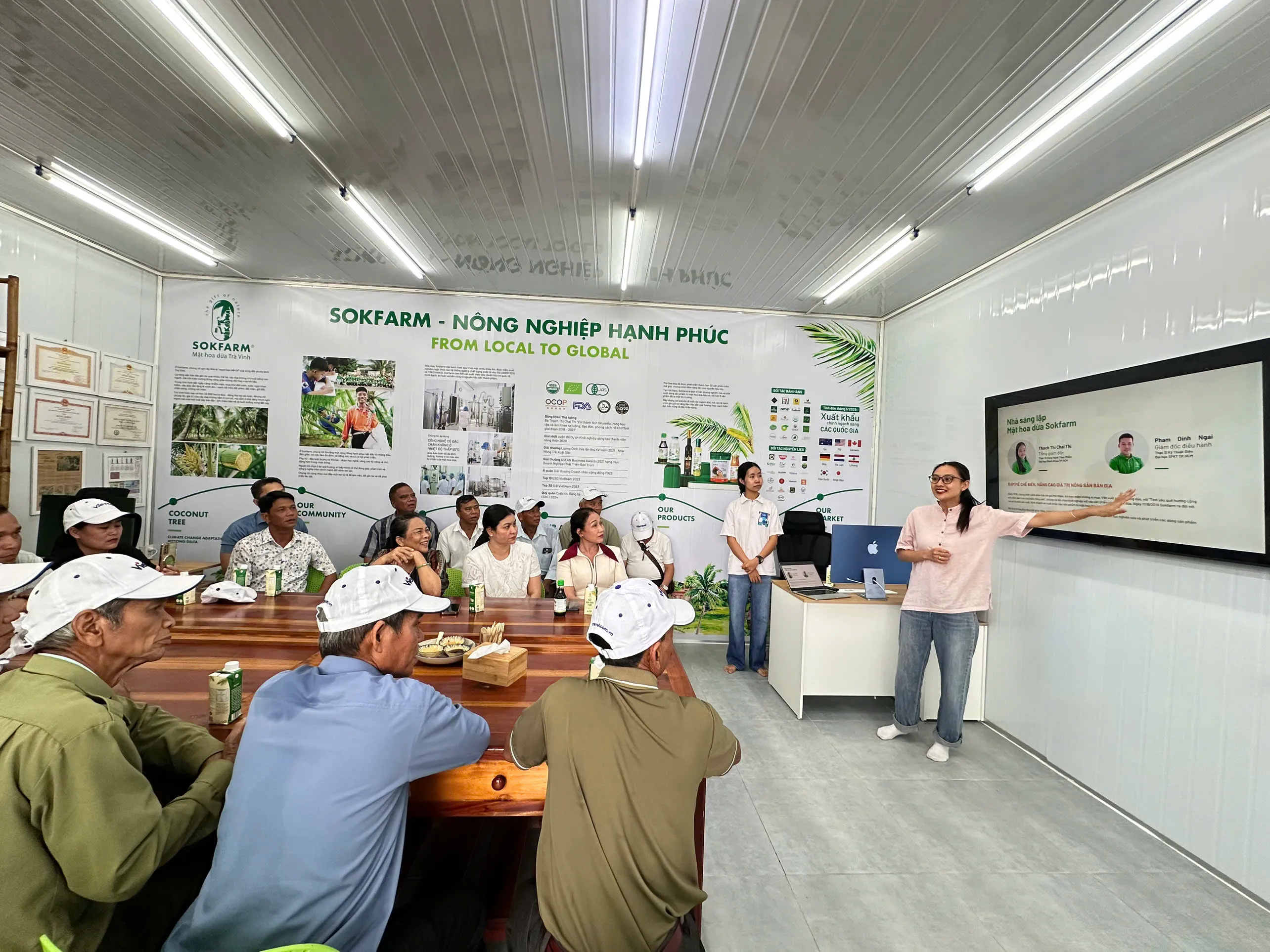 Đo&agrave;n đến tham quan c&ocirc;ng ty TNHH Tr&agrave; Vinh Farm (Sokfarm) - x&atilde; Tiểu Cần_9.webp